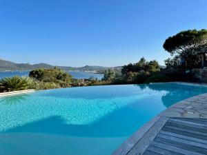 Fotografia z galérie ubytovania Villa vue mer, piscine chauffée, plage, tennis, port privé v destinácii Porto-Vecchio