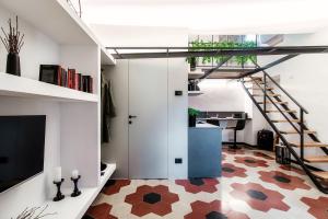 una camera con scala e un soggiorno con piano di Casa Dei Viaggiatori - The House Of Travelers a Como