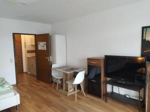 a small living room with a desk and a television at App B210 gemütlich und ruhig in Lahnstein