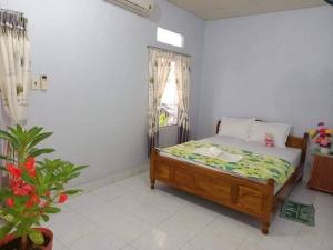 a bedroom with a bed in a room with a window at Hoài Oanh homestay in Mui Ne