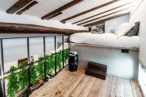 Camera con letto e balcone con piante. di Casa Dei Viaggiatori - The House Of Travelers a Como
