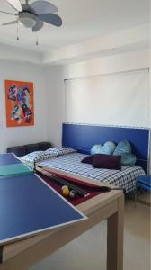 una camera con tavolo da biliardo e letto di River View & Close to the Beach - Quarto em Almada ad Almada