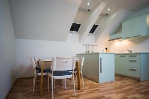 cocina con mesa y sillas en una habitación en Apartments Lavric, en Nova Vas