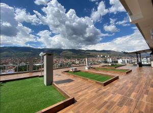 einen Balkon mit Stadtblick in der Unterkunft Departamento Premium, categoría 5 estrellas in Cochabamba