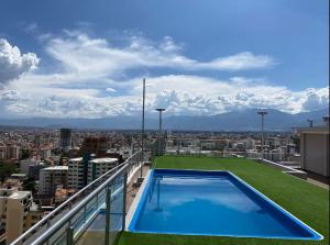 a swimming pool on the roof of a building at Departamento Premium, categoría 5 estrellas in Cochabamba