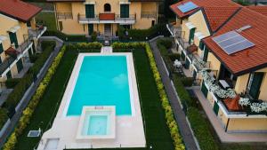 eine Luftansicht eines Hauses mit Pool in der Unterkunft Blue Bellagio by Wonderful Italy in Bellagio