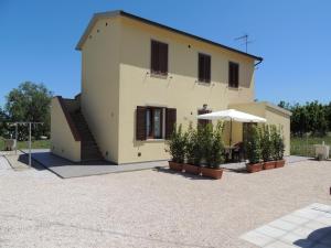 een huis met een patio ervoor bij Casa Emy - Argonauti Vacanze in Portoferraio