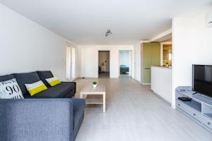 Televízia a/alebo spoločenská miestnosť v ubytovaní Bas de villa refait à neuf, climatisation et terrasse vue mer