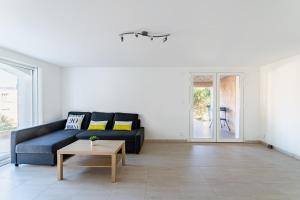 Posedenie v ubytovaní Bas de villa refait à neuf, climatisation et terrasse vue mer