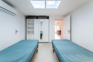 Posteľ alebo postele v izbe v ubytovaní Bas de villa refait à neuf, climatisation et terrasse vue mer