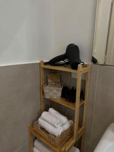 een houten handdoekenrek met handdoeken in de badkamer bij Alloggio moderno in centro città in Turijn