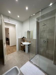 een badkamer met een douche en een wastafel bij Alloggio moderno in centro città in Turijn