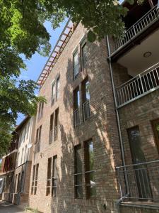 ジュラにあるBelvárosi Levendula Apartman Gyulaのレンガ造りの建物