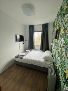 1 dormitorio con cama y ventana en MAX Hotel Amsterdam, en Ámsterdam