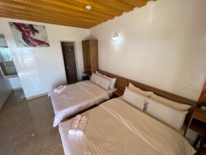 um quarto com duas camas num quarto em GingGing Hotel And Resort em Oslob