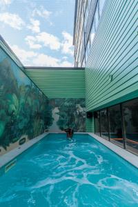 uma piscina num edifício com um mural em The Dean Dublin em Dublin