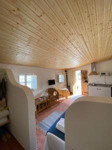 Zimmer mit einem Bett und einem Wohnzimmer in der Unterkunft Kochab Crato Alentejo in Crato