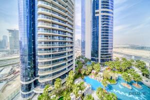 Bazén v ubytování Polished 3BR at DAMAC Towers by Paramount A Business Bay by Deluxe Holiday Homes nebo v jeho okolí