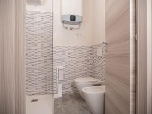 La petite salle de bains est pourvue de toilettes et d'un lavabo. dans l'établissement Casa Patty, à Desenzano del Garda