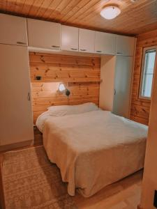 Postel nebo postele na pokoji v ubytování Cozy Chalet Äkäslompolo
