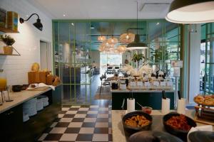 un ristorante con pavimento a scacchi di Hotel Britannia a Esbjerg