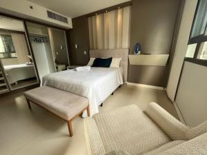 1 dormitorio con 1 cama, 1 silla y 1 sofá en Hospede-se B21 Convention Flat Particular en Brasilia