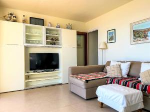 un soggiorno con divano e TV di Vivalidays Mar - Santa Susanna a Santa Susanna