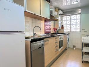 una cucina con lavandino e frigorifero di Vivalidays Mar - Santa Susanna a Santa Susanna