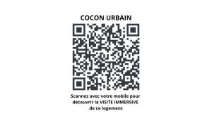 Breizh Cocon by Cocoonr في رين: هاتف ذكي مع نمط رمز QR عليه