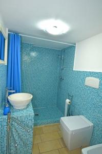 een badkamer met een douche, een toilet en een wastafel bij Salentoandmore - Bilocale Leuca in Salve