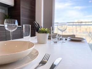 Sea front 3rd floor Apartment in Marsaskala by Solea的酒水