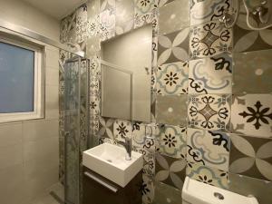 马尔萨斯卡拉Sea front 3rd floor Apartment in Marsaskala by Solea的带水槽和镜子的浴室
