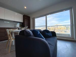 Sea front 3rd floor Apartment in Marsaskala by Solea的厨房或小厨房