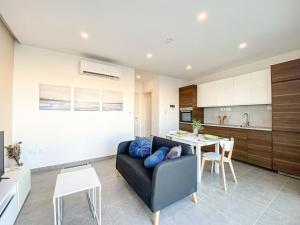 Sea front 3rd floor Apartment in Marsaskala by Solea的厨房或小厨房