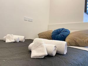Tempat tidur dalam kamar di Sea front 3rd floor Apartment in Marsaskala by Solea