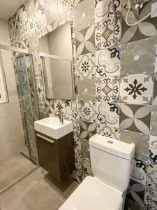 マルサスカーラにあるSea front 3rd floor Apartment in Marsaskala by Soleaのバスルーム(トイレ、洗面台、鏡付)