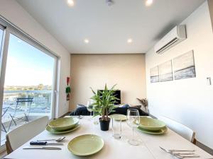 Sea front 3rd floor Apartment in Marsaskala by Solea的休息区