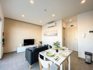 Sea front 3rd floor Apartment in Marsaskala by Solea的电视和/或娱乐中心