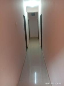 un couloir avec une rangée de portes dans un bâtiment dans l'établissement Sky Cottage Matheran, à Matheran