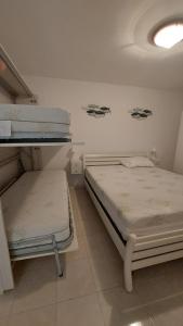 サンタ・マリア・ナヴァッレゼにあるCasa vacanze Ponenteの天井のドミトリールームの二段ベッド2台分です。