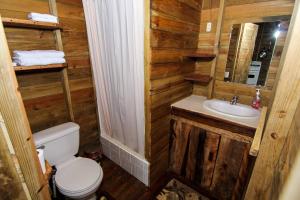 een badkamer met een toilet en een wastafel bij Pilgrims Paradise Cabin 2 in San Ignacio