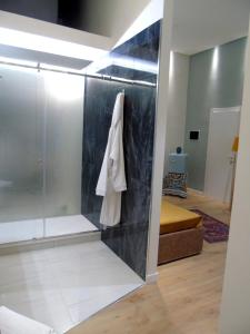 baño con ducha y puerta de cristal en Massimo Luxury Rooms en Palermo