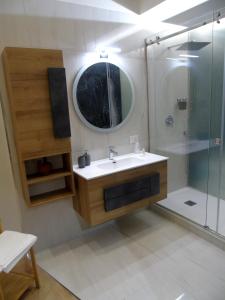 y baño con lavabo, ducha y espejo. en Massimo Luxury Rooms en Palermo