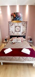 1 dormitorio con 1 cama grande con dosel en Massimo Luxury Rooms en Palermo