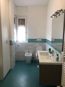 ein Bad mit einem Waschbecken und einem WC in der Unterkunft MilanBed in Mailand