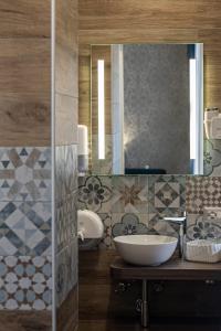 bagno con lavandino e specchio di Famalu apartments a Napoli