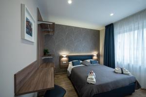 una camera da letto con un letto e asciugamani di Famalu apartments a Napoli
