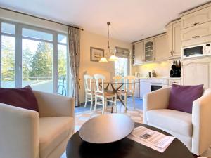 ein Wohnzimmer mit 2 Sofas und einem Tisch in der Unterkunft Residenz Bleichröder - Ferienwohnung 15 in Heringsdorf