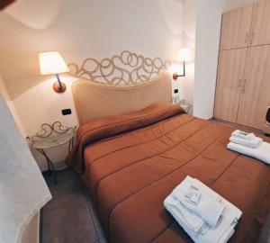 sypialnia z dużym łóżkiem w pokoju w obiekcie Casa di fiore bad and breakfast w mieście San Giovanni in Fiore