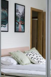 Una cama blanca con dos almohadas encima. en Arena Lux Apartment Kasprowicz Park by Renters Prestige en Poznan